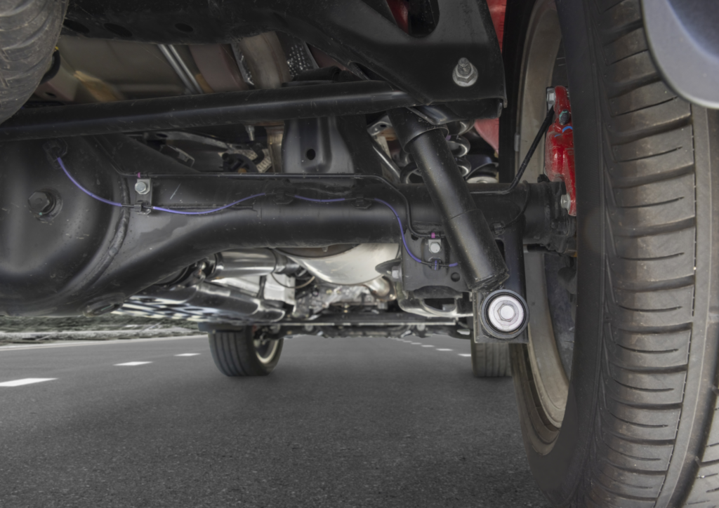 Close-up van een versterkte chromoly steekas van een 4x4 terreinwagen.